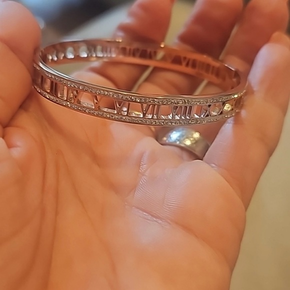 Gorgeous Roman numeral bangle bracelet in Yellow gold plated - Picture 4 of 6